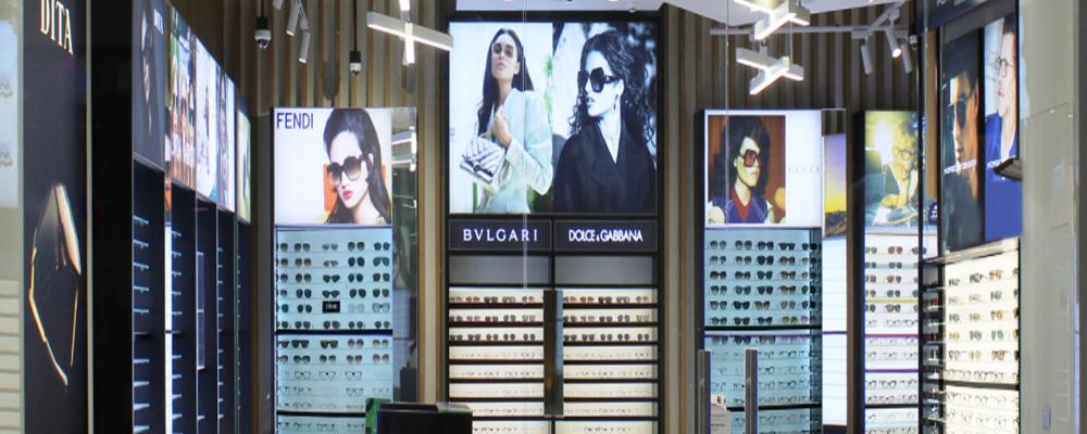 صورة لنظارات مختلفة من داخل متجر الجابر للنظارات