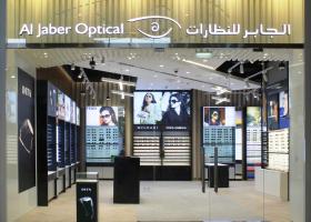 صورة لنظارات مختلفة من داخل متجر لبيع النظارات