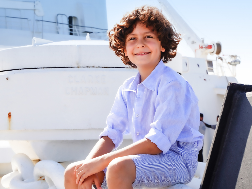 طفل على متن قارب من أزياء كارترأند وايت